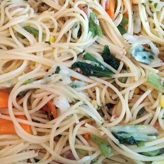 ベーコン、ツナ、野菜の和風パスタ